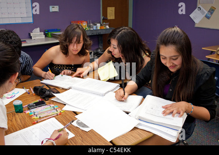 Gruppe von Studenten arbeiten zusammen am Projekt in El Paso, Texas High School Klasse Stockfoto