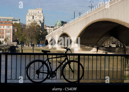 Fahrrad vor Waterloo Bridge, London, SE1, England Stockfoto