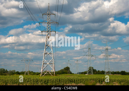 Metall Strommasten auf blauen Himmelshintergrund Stockfoto