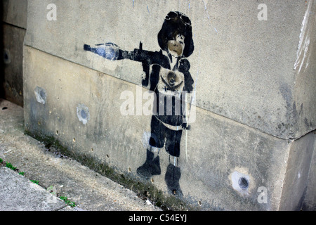 Schablone Graffiti mit einem Mädchen mit einem Granatwerfer auf einer Wand in London Stockfoto