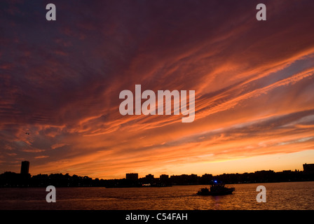 Sonnenuntergang über den Hudson River und New Jersey vor dem 4. Juli Feuerwerk, New York City. © Craig M. Eisenberg Stockfoto