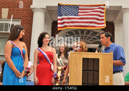 Fräulein Wantagh Pageant Gewinner, Kara Arena in rot und 1st Runner-up Shannon Dempsey in blau, 4. Juli Feier, NY 2011 Stockfoto