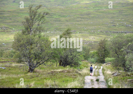 Ein Wanderer auf der Strecke von Blackwater Reservoir auf Kinlochleven in den schottischen Highlands. Stockfoto