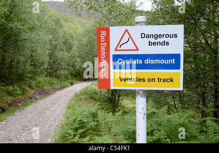 Warnzeichen für Radfahrer auf eine Downhillstrecke des West Highland Way in der Nähe von Kinlochleven. Stockfoto