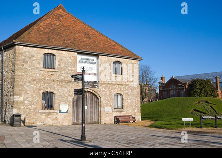 Die ehemalige mittelalterliche Wolle House, Southampton Maritime Museum, Southampton, Hampshire, England, UK Stockfoto