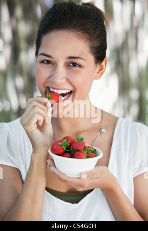 Porträt einer jungen Frau Essen Erdbeere Stockfoto