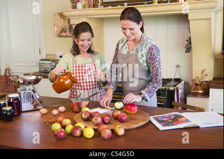 Ältere Frau und ihre Tochter Kochen in der Küche Stockfoto