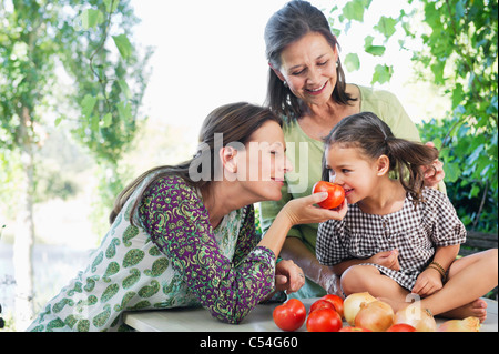 Multi-Generationen-Familie riechen Tomaten Stockfoto