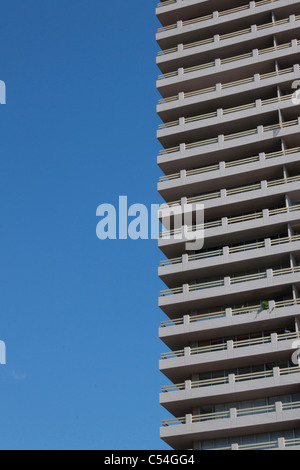 Seite eines Gebäudes Wolkenkratzer mit blauem Himmel im Hintergrund. Stockfoto