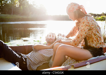 Junges Paar romancing im Boot Stockfoto