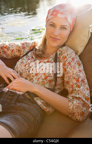 Schöne Frau ruht im Boot Stockfoto