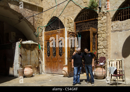 Zwei arabische Brüder posiert in einem Innenhof im alten Jaffa Tel Aviv Israel Stockfoto