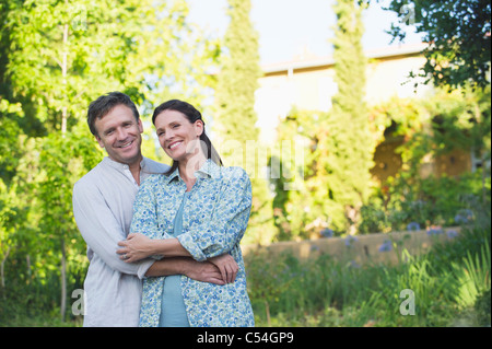 Porträt einer glücklich älteres paar romancing in einem Garten Stockfoto