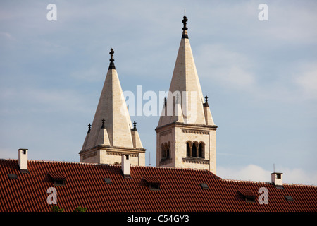 Prag - Türme der St.-Georgs-Basilika in Prag, Tschechische Republik Stockfoto