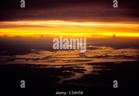 Luftaufnahme des Amazonas-Regenwaldes im Sonnenuntergang, Flüsse bilden Überschwemmungsgebiete, Bundesstaat Roraima, Brasilien. Stockfoto