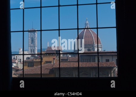 Der Dom und Giottos Glockenturm gesehen durch die Fensterscheiben von innen den Palazzo Vecchio in Florenz, Italien. Stockfoto