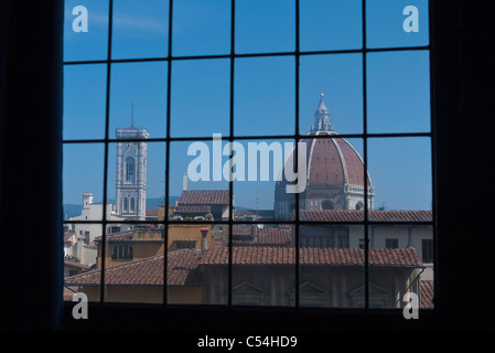 Der Dom und Giottos Glockenturm gesehen durch die Fensterscheiben von innen den Palazzo Vecchio in Florenz, Italien. Stockfoto