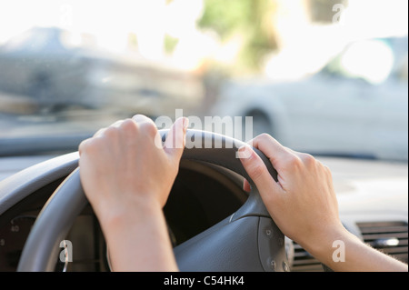 Nahaufnahme von Menschenhand mit Lenkrad Stockfoto