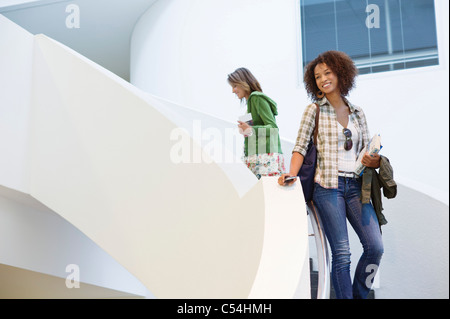 Studenten der Universität zu Fuß hinauf auf der Treppe in der Universität Stockfoto