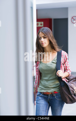 Schöne Frau, die in der Universität Stockfoto