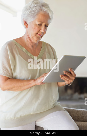Ältere Frau mit einem digitalen tablet Stockfoto