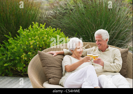 Älteres Paar, toasten mit Weingläsern Stockfoto