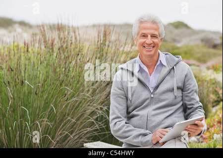 Senior glücklich mit einem digitalen tablet Stockfoto