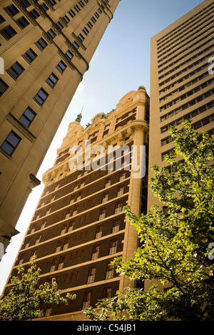 Sonnenlicht beleuchtet die Fassaden der drei Bürogebäude Leben in Harmonie trotz ihrer unterschiedlichen Baustilen. Stockfoto