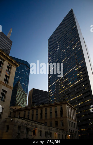 Gebäude in Downtown Dallas erschossen nach oben Perspektive in der Abenddämmerung. Stockfoto