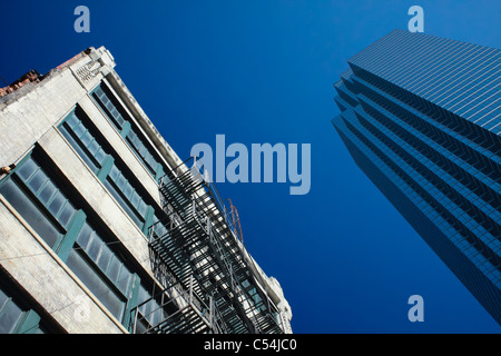 Altbau in scharfem Gegensatz gegen ein modernes Glas-Wolkenkratzer. Stockfoto