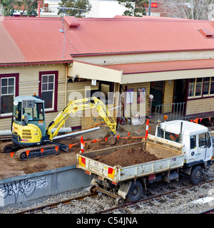 Laden Bahn Spur LKW während des Eisenbahn-Upgrades Stockfoto