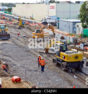 Ingenieure, die Diskussion über Fortschritte auf Eisenbahn-upgrade Stockfoto