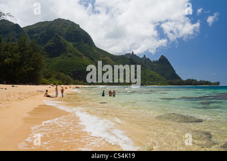 Corral, Sand und das blaue Wasser des Tunnels Beach und Bali Hai, Kauai, Hawaii Stockfoto