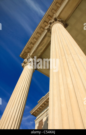 Zwei korinthischen Säulen in der Perspektive gegen blauen Himmel. Stockfoto