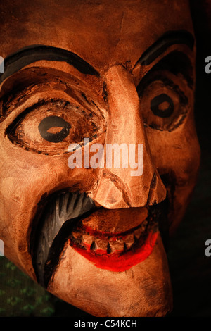 Hand-geschnitzte Holzmaske von Mann mit großen Schnurrbart und ausdrucksvollen Augen. Stockfoto