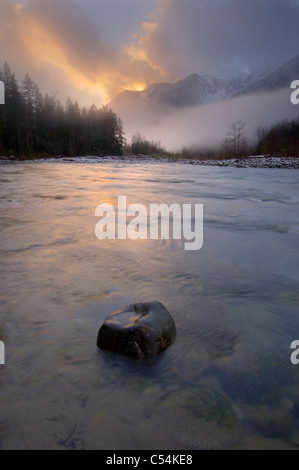 Sonnenuntergang über dem North Fork Skykomish River, Mount Baker-Snoqualmie National Forest, Washington, USA Stockfoto