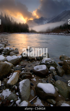 Sonnenuntergang über dem North Fork Skykomish River, Mount Baker-Snoqualmie National Forest, Washington, USA Stockfoto