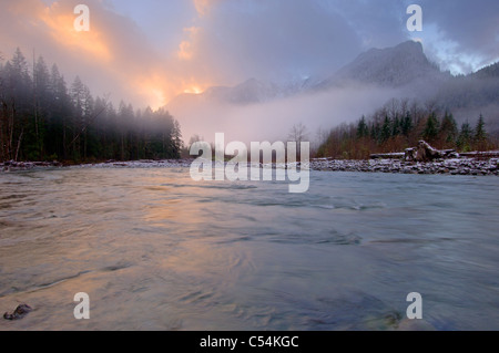 Sonnenuntergang über dem North Fork Skykomish River, Mount Baker-Snoqualmie National Forest, Washington, USA Stockfoto