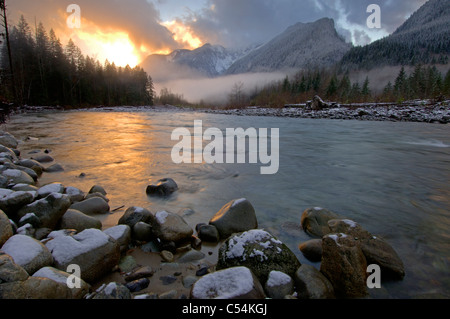 Sonnenuntergang über dem North Fork Skykomish River, Mount Baker-Snoqualmie National Forest, Washington, USA Stockfoto