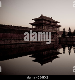 Reflexion eines Gebäudes in Wasser, Tor der göttlichen Macht, Verbotene Stadt, Peking, China Stockfoto