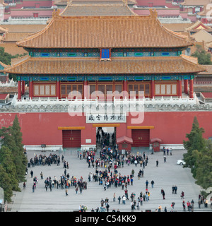 Touristen an der Pforte der göttlichen Macht, Verbotene Stadt, Peking, China Stockfoto