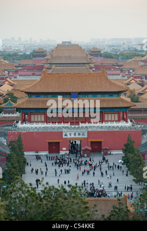 Touristen an der Pforte der göttlichen Macht, Verbotene Stadt, Peking, China Stockfoto