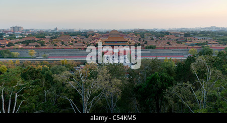 Bäume mit Tor der göttlichen Macht im Hintergrund, Verbotene Stadt, Peking, China Stockfoto