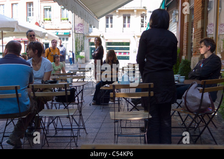 Toulouse, Frankreich, kleine Leute, draußen, Frauen teilen Mahlzeiten auf der Terrasse des French Cafe Bistro, im Stadtzentrum Stockfoto