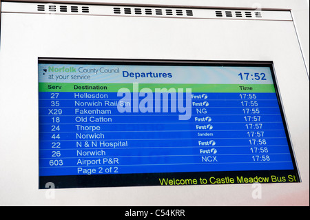 Bildschirm zeigt geplante Bus Abfahrt am Busbahnhof in Norwich, Norfolk, England. Stockfoto