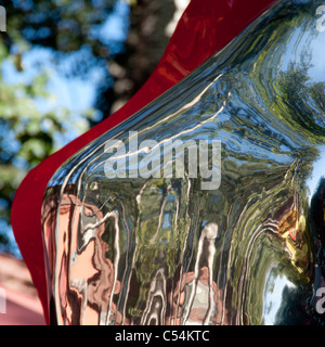 Reflexion über eine Skulptur am 798 Space, Dashanzi Art District, Dashanzi, Chaoyang District, Beijing, China Stockfoto