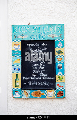 Schild an der Wand vor Rick Stein's Café in Padstow, Cornwall UK im Mai Stockfoto