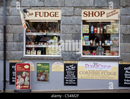 Der Fudge Shop, voller kornischer Güte im Mai in Padstow, Cornwall, Großbritannien Stockfoto