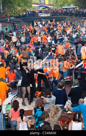 Die Niederlande, Amsterdam. Königinnentag ist eine einzigartige Nacht und Tag Karneval wie Event am 30. April jeden Jahres. Kanal-Parade. Stockfoto