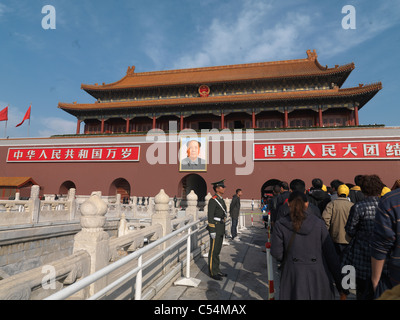 Touristen auf einen Palast, Tiananmen-Tor des himmlischen Friedens Tiananmen-Platz, Verbotene Stadt, Peking, China Stockfoto